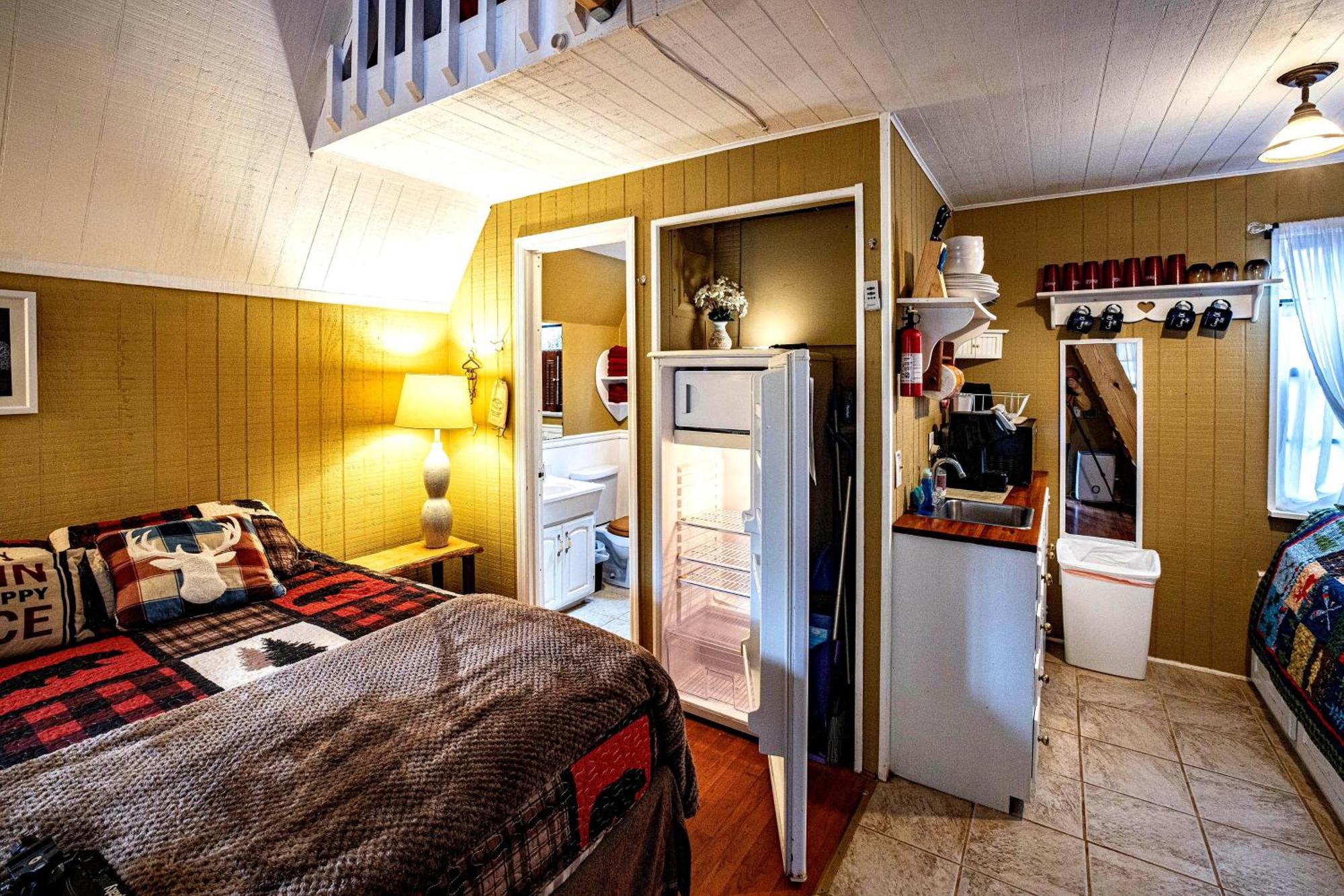 Bear Creek Lodge And Cabins In Helen Ga - Pet Friendly, River On Property, Walking Distance To Downtown Helen Exteriör bild